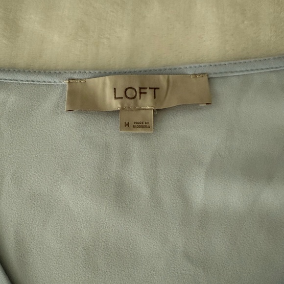 Loft Woman’s Size Medium Light Blue Blouse With Ruffle Sleeves EM85 - Picture 3 of 6